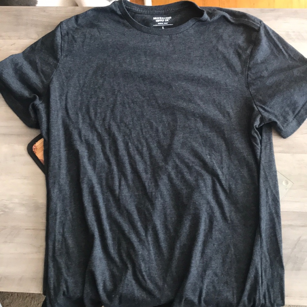 Men’s dark grey crew neck short sleeved tee